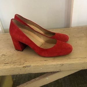 Gorgeous red suede leather retro pumps